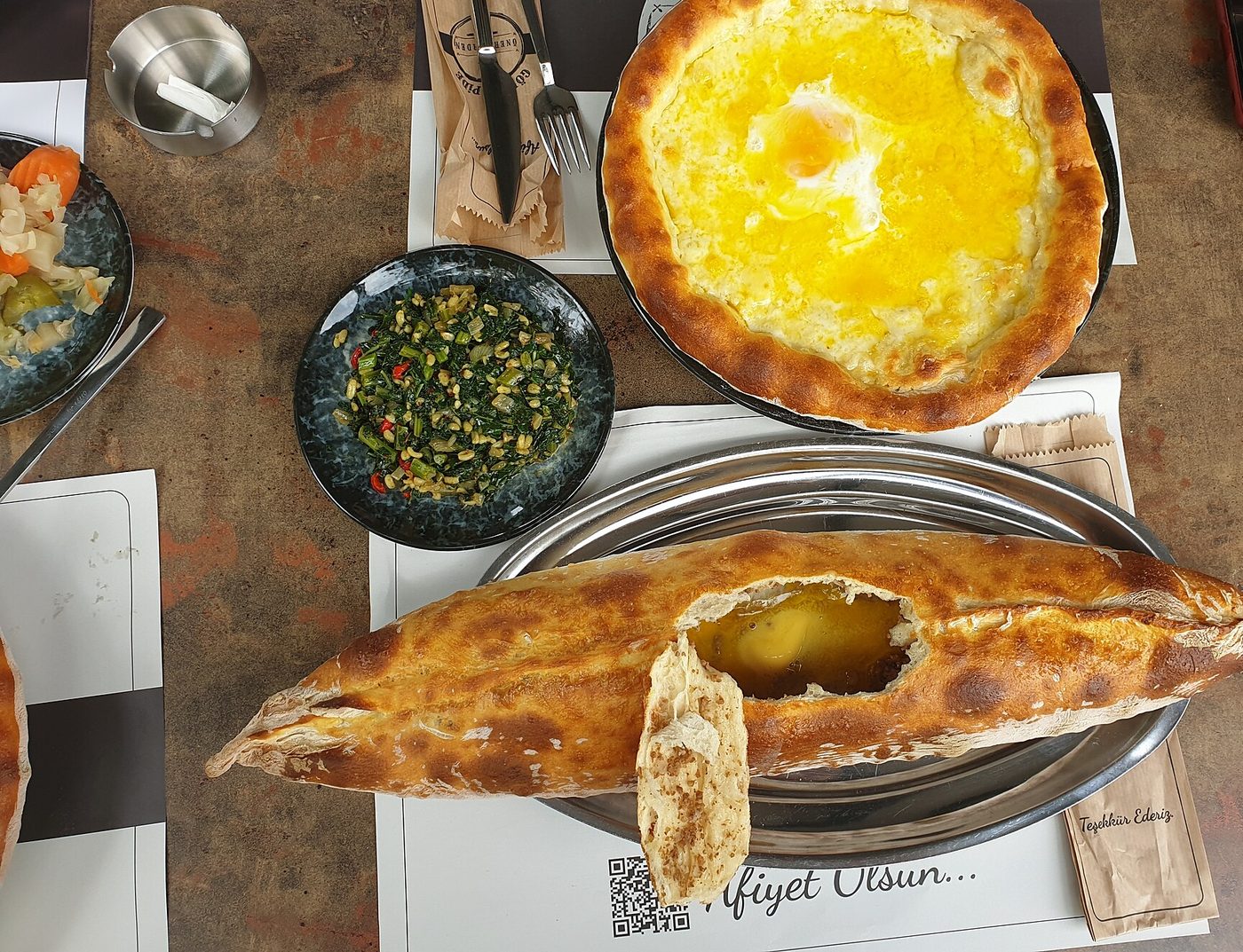 Masada, ortası açılmış kayık biçimli Karadeniz pidesi